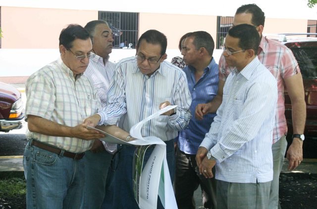 El Ministro de Cultura José Rafael Lantigua muestra los planos del moderno anfiteatro.